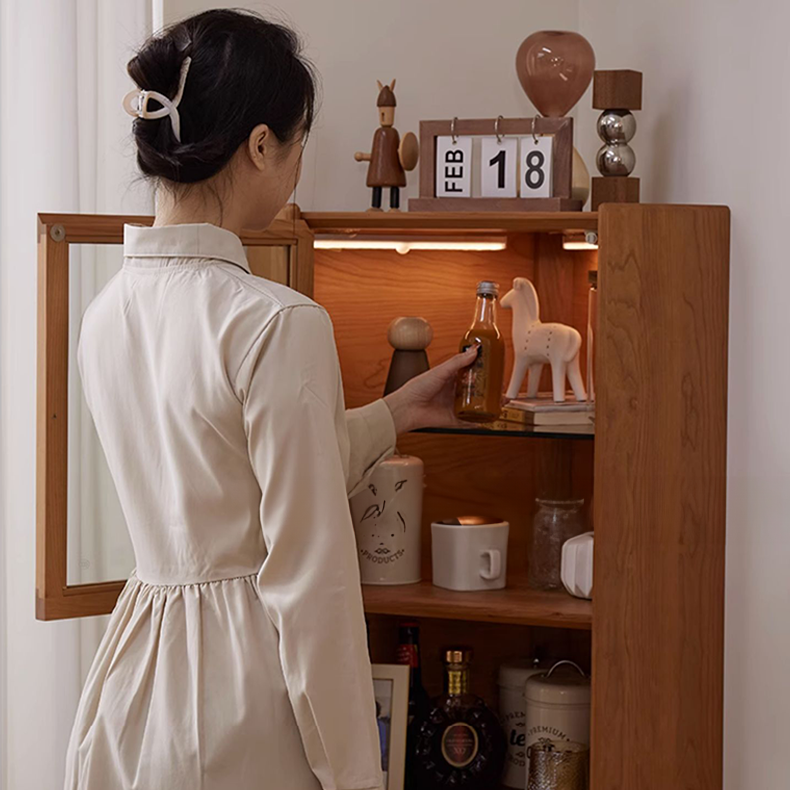 隙間収納　壁寄せ収納チェリー材とラタンを使用したキャビネット｜LED無しタイプ｜スタイリッシュリビング収納家具 fcp-1306